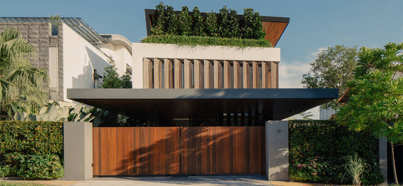 Biệt thự 3 tầng thiết kế lam gió và sân trong để hạn chế khói bụi đô thị