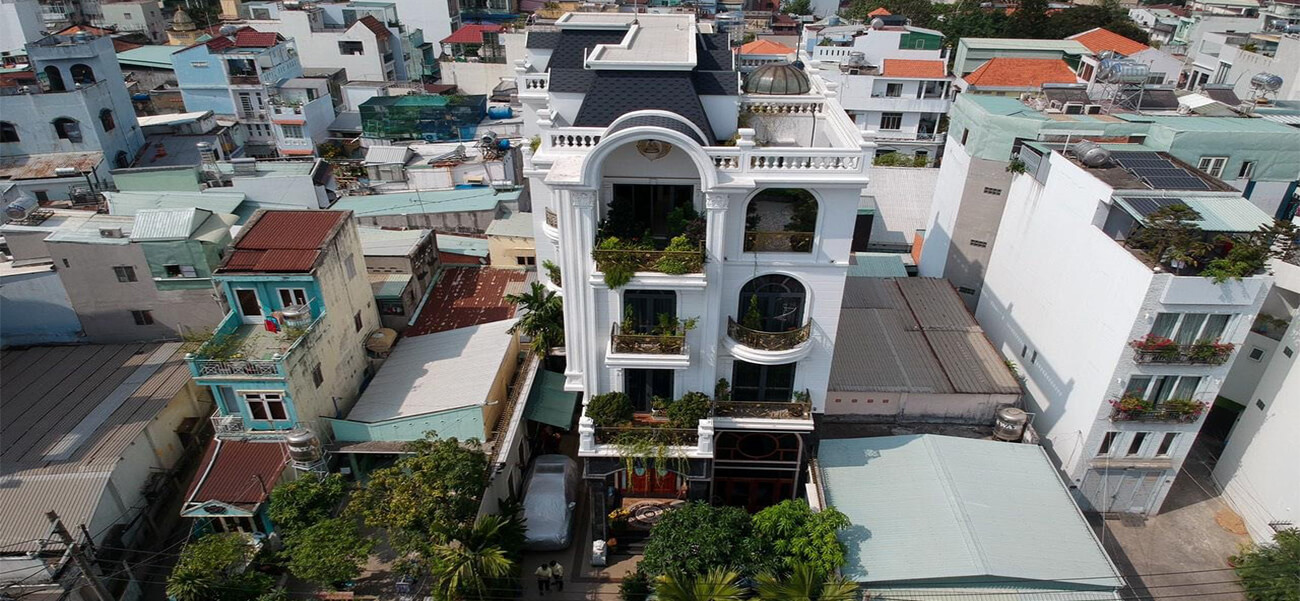 Biệt thự cổ điển lộng lẫy ẩn giấu vườn cây xanh giữa lòng Sài Gòn