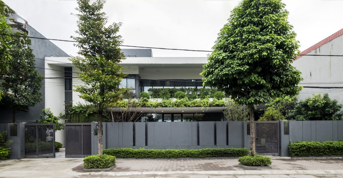 Biệt thự đẹp ở Hà Nội mát rượi quanh năm nhờ vườn cây phủ kín mặt tiền