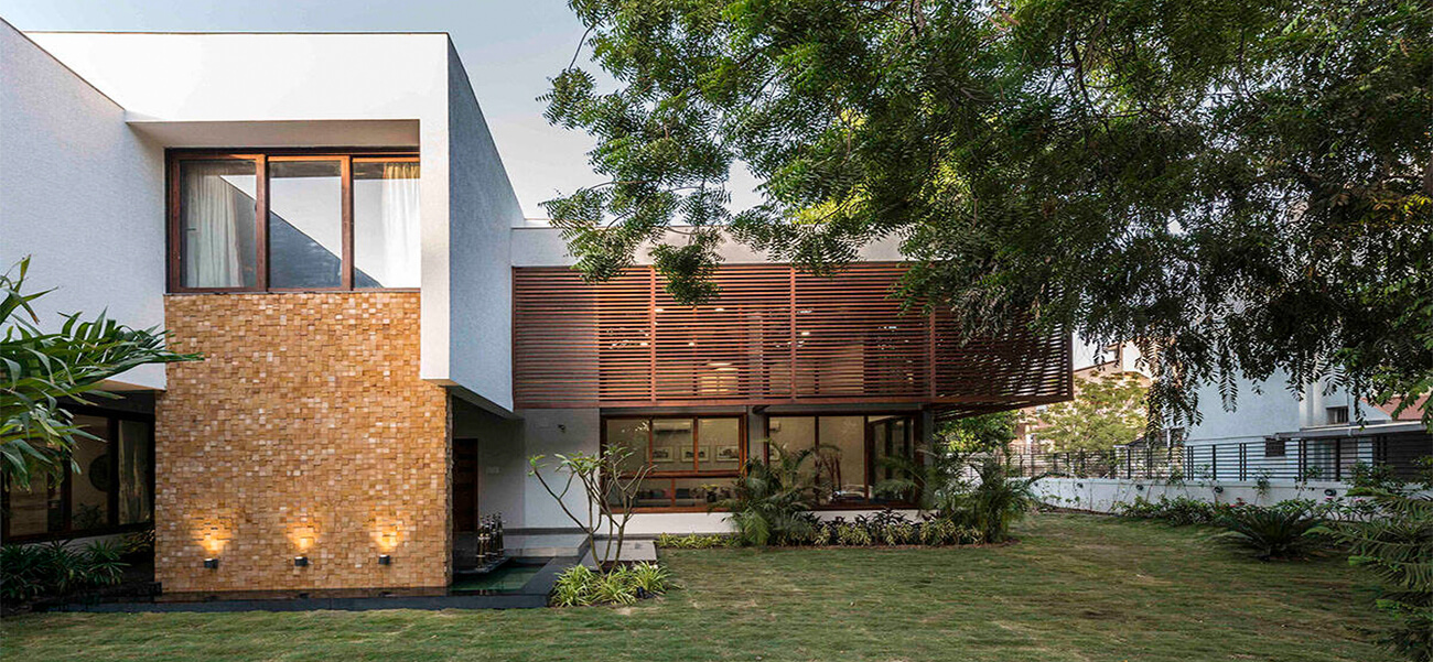 Biệt thự hiện đại có sân vườn lớn bao quanh giúp làm mát và lọc không khí