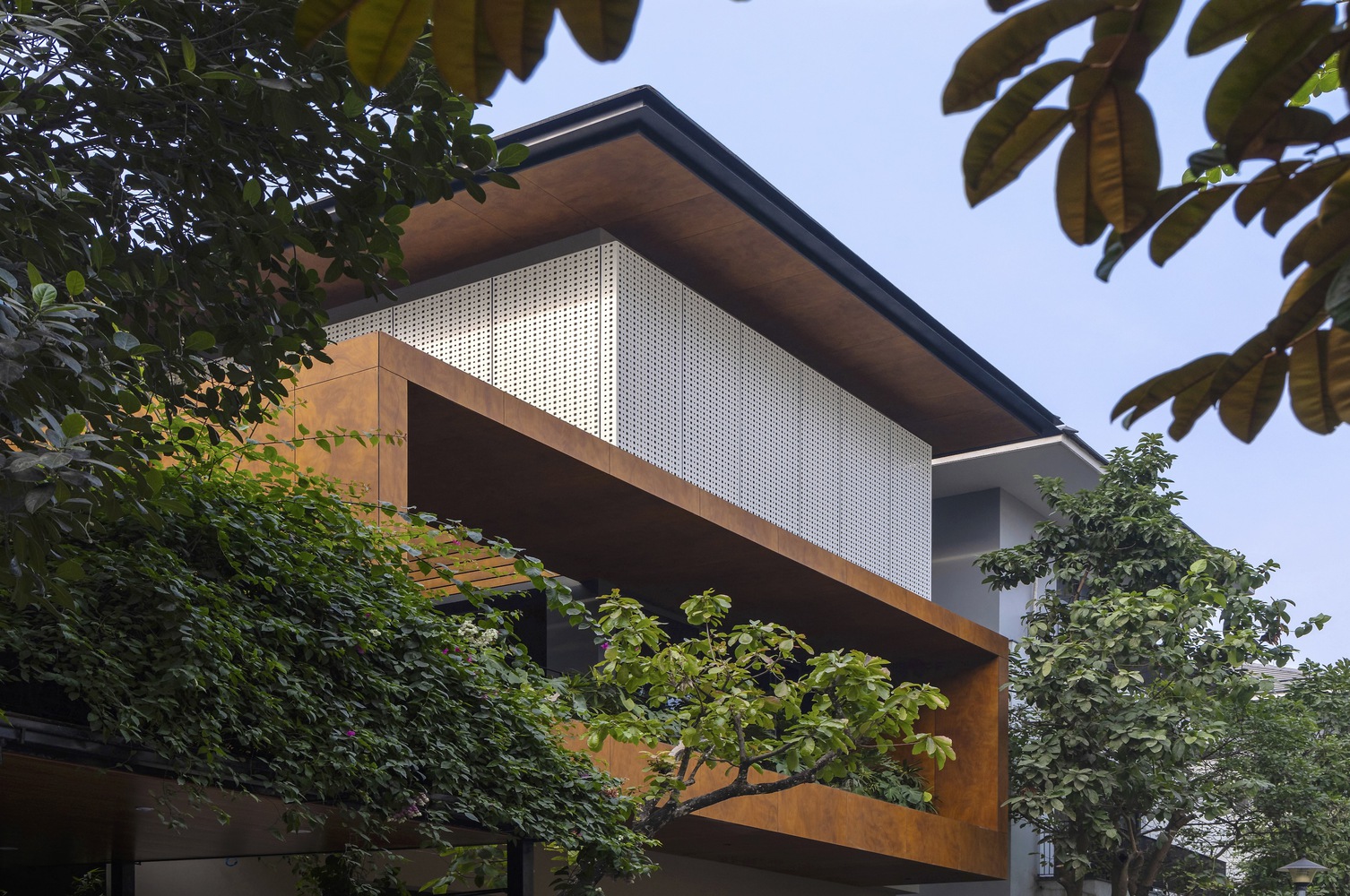 Biệt Thự Hiện Đại Mái Bằng Tối Giản Với Không Gian Xanh Mát 2025