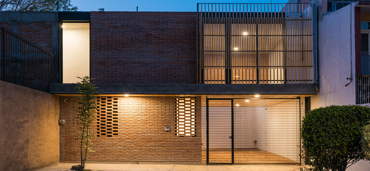 Mẫu nhà 1 trệt 1 lầu 180m2 sở hữu 3 mặt tiền, thiết kế tối giản để đảm bảo yên tĩnh cho gia chủ