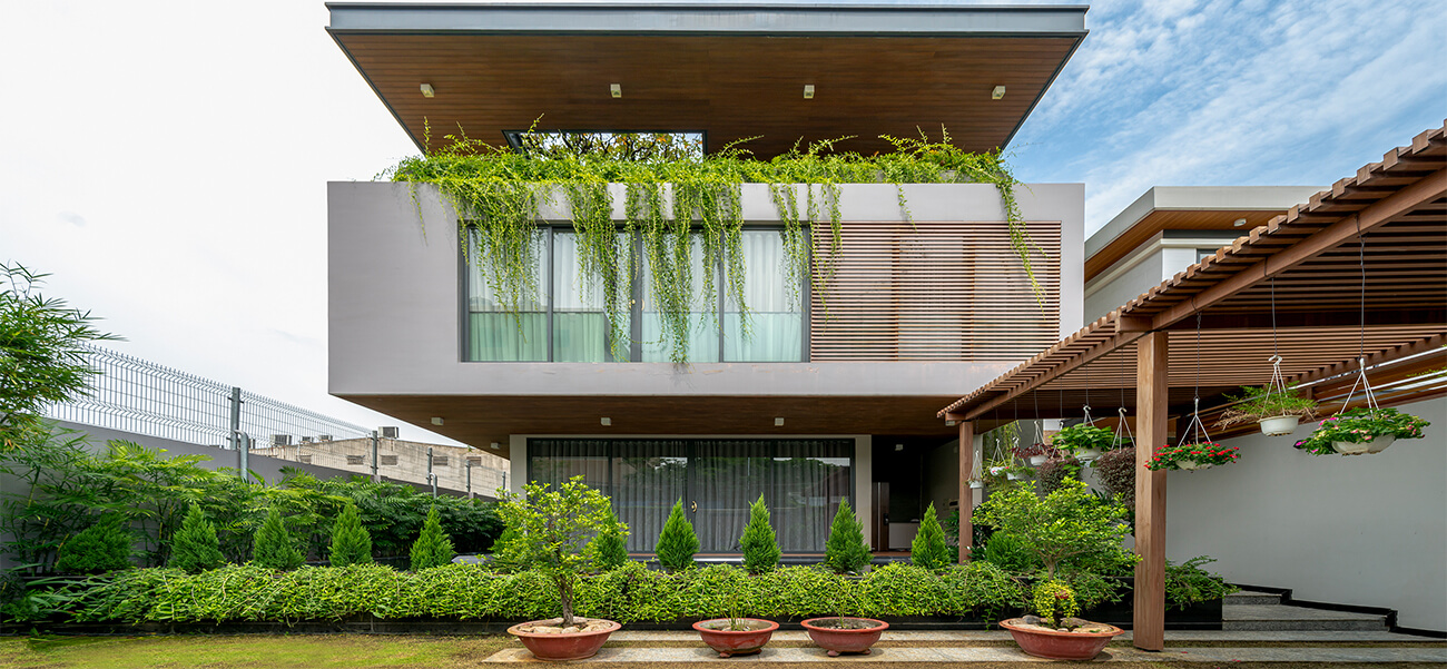 Ngắm ngôi biệt thự xanh với hồ nước bao quanh đẹp mãn nhãn & giá nhân công xây dựng