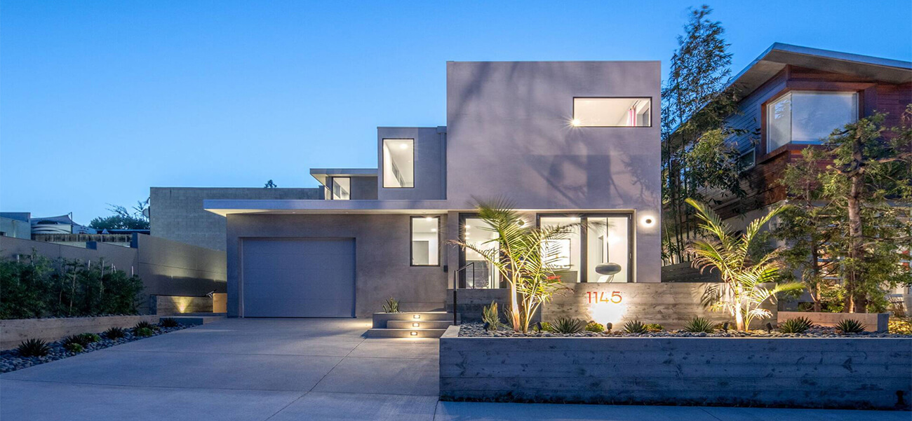 Ngôi biệt thự mini 2 tầng bên ngoài vuông vức kín đáo, bên trong hút sáng xuất sắc