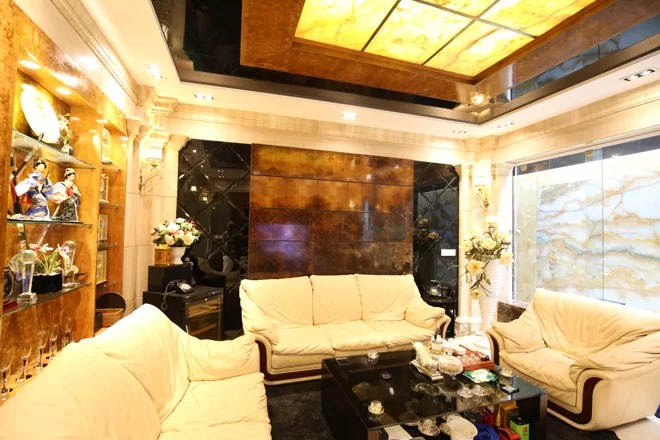 Ngôi nhà nổi bật với đá hoa cương