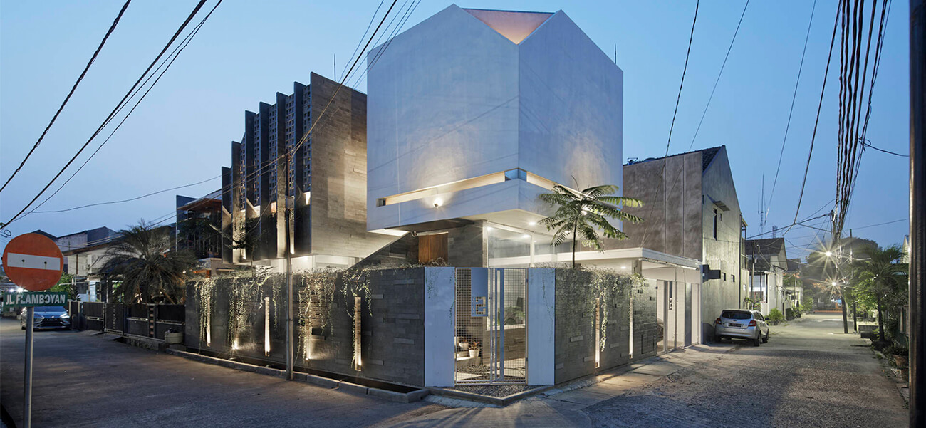 Nhà phố 2 tầng thiết kế cân bằng giữa yếu tố tôn giáo & kiến trúc hiện đại